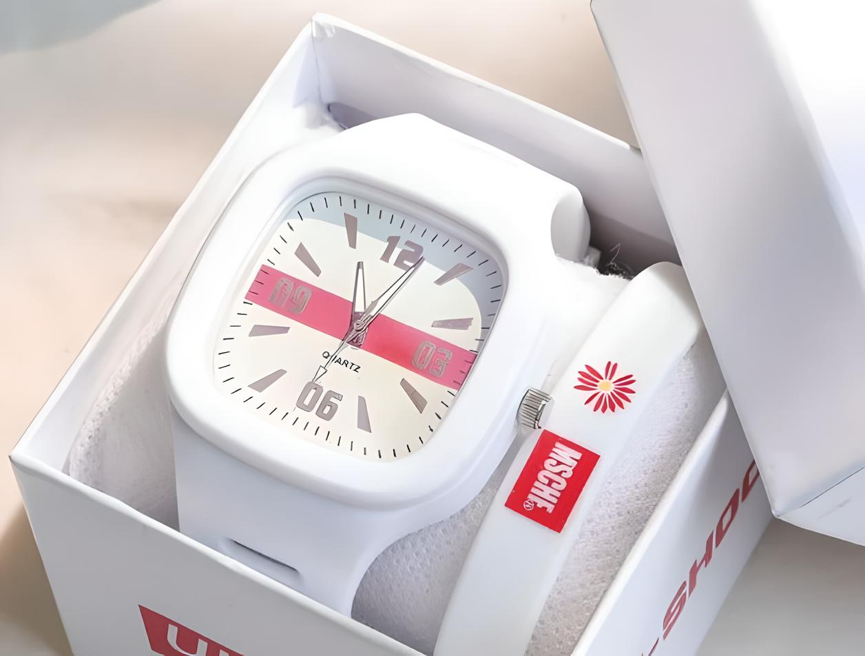 Fashion Watch Watches gifting by julia m White (u-s gift box + M Daisy bracelet)(Send spare battery)  